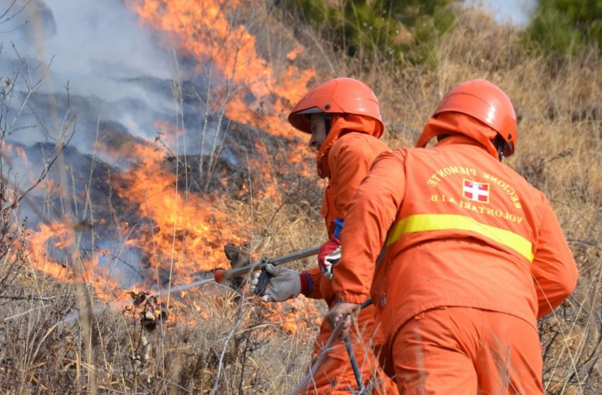 Pompieri al lavoro in un incendio del bosco