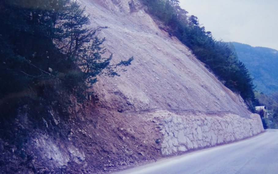 Glissement de terrain à Brides-les-Bains (Savoie) après travaux le 27 avril 1995 ©Messin