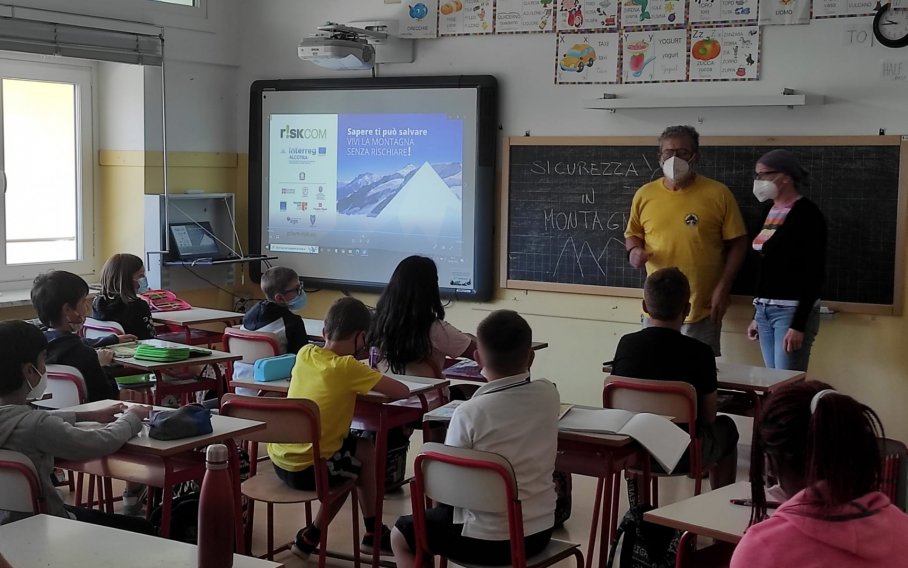 Le guide de montagne et moniteur de ski Alberto Borello en classe pour parler des risques en montagne
